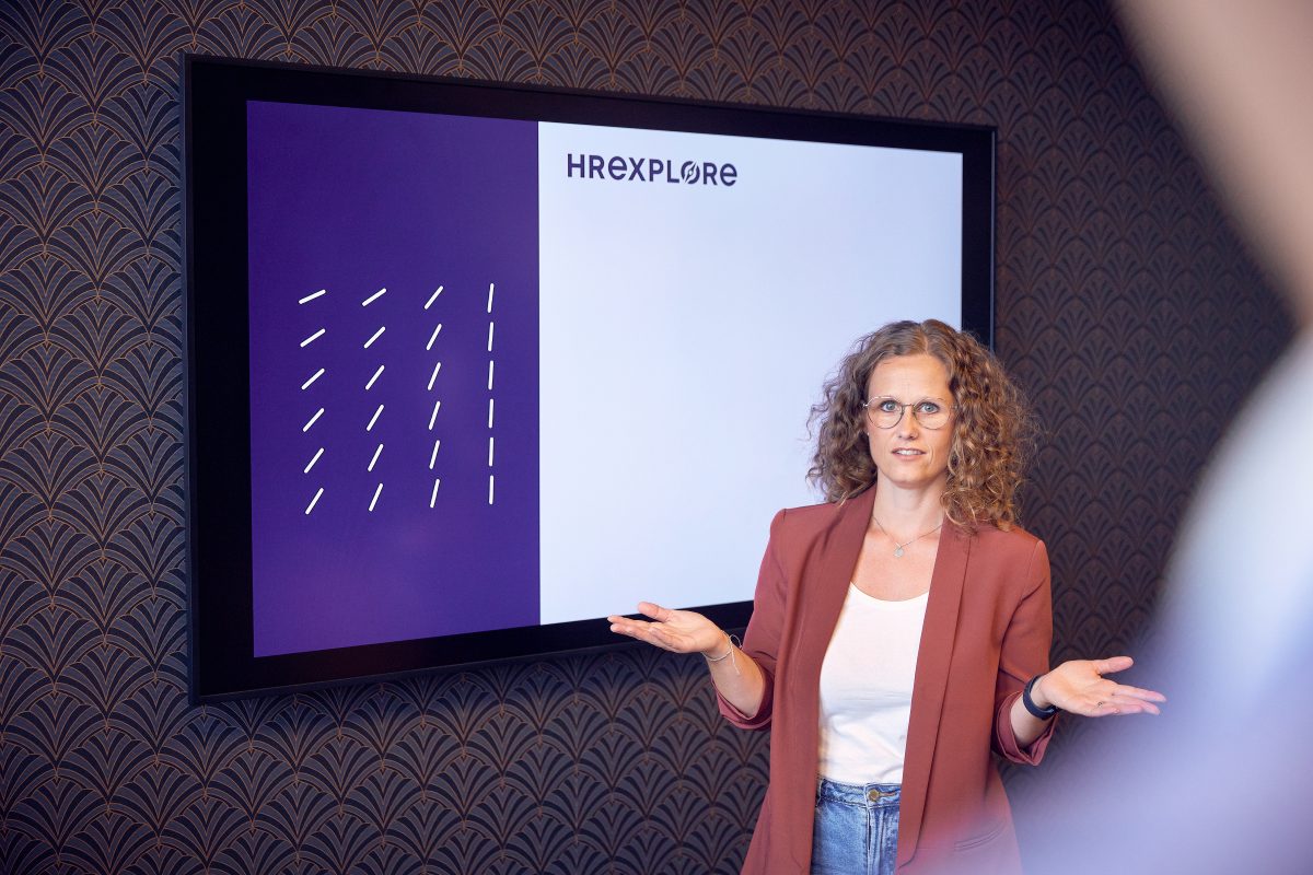 Mitarbeiterin von HR Explore zeigt etwas auf dem Bildschirm | HR Explore GmbH
